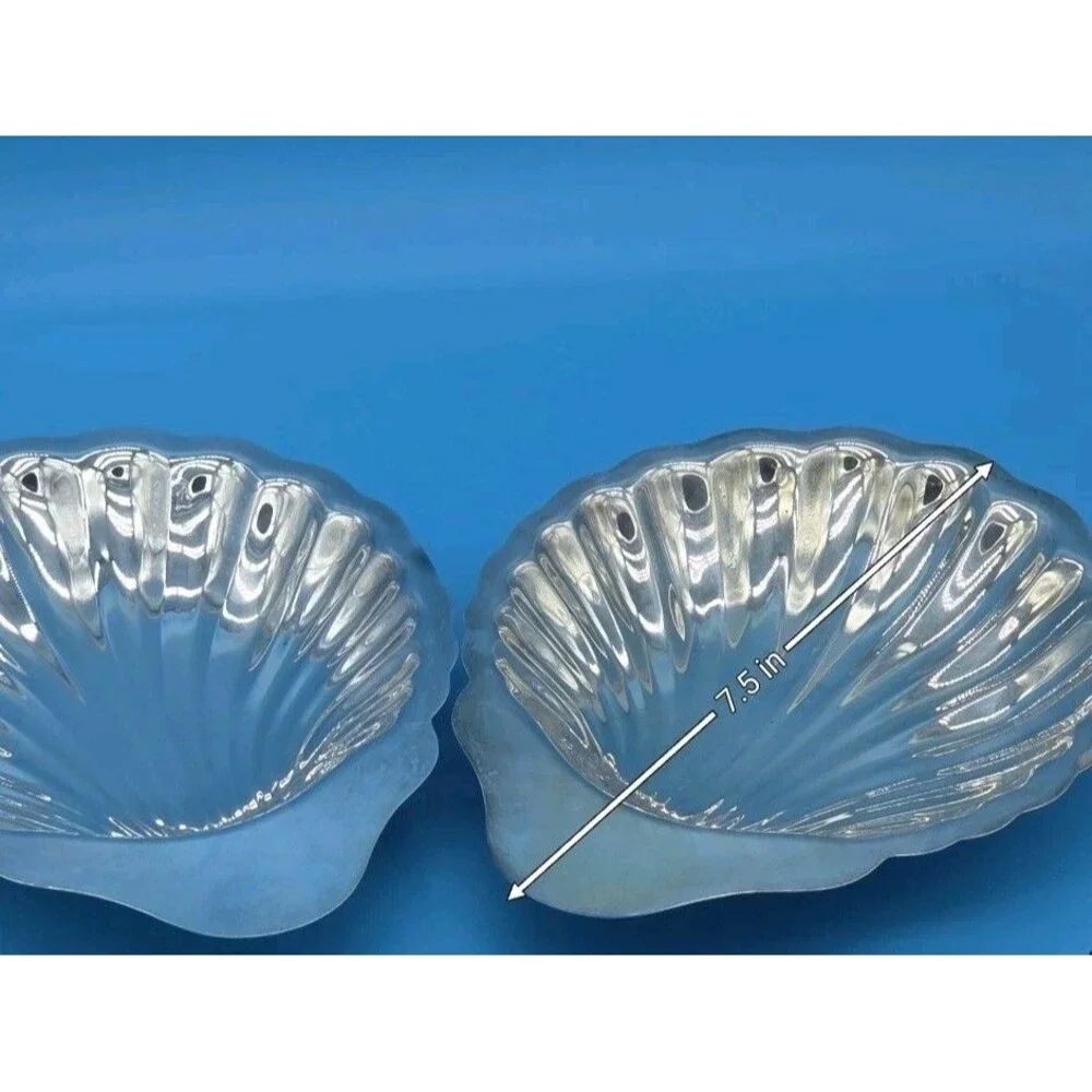 Vintage Pair Oneida Silver Plate Shell Shaped Dishes Bowls Nuts Candy Clam Decor